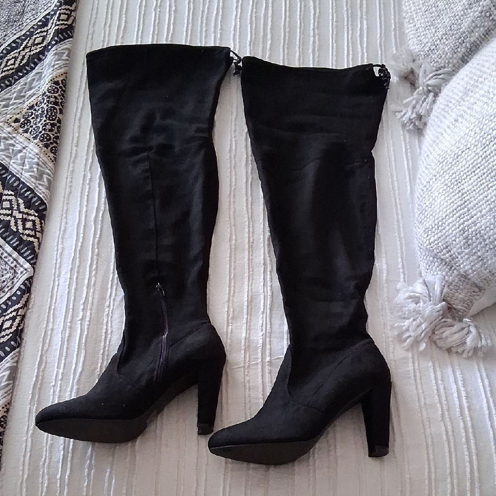 Elegant Black Over-the-Knee Boots.